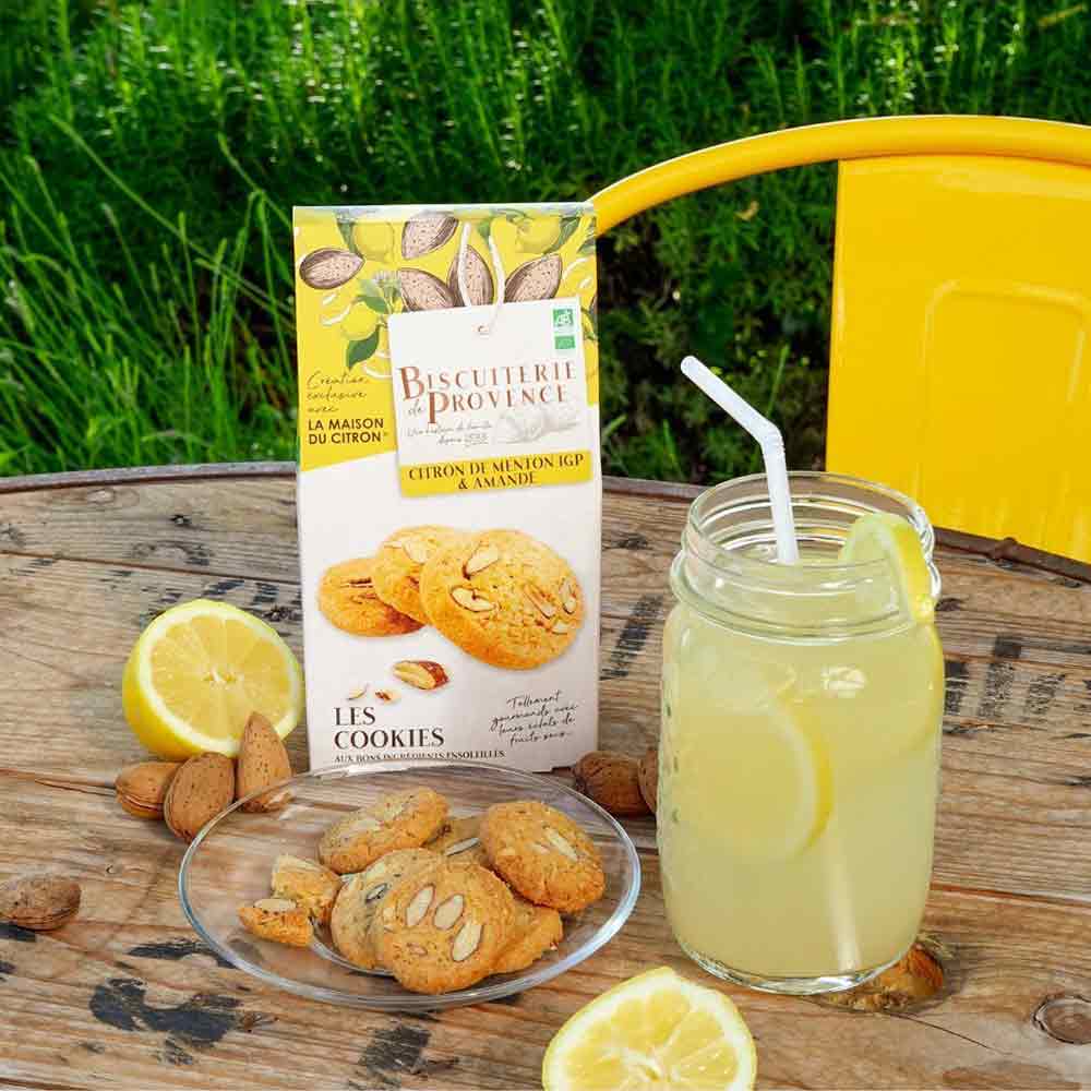 Cookies Citron & Amande sur table de jardin - Biscuiterie de Provence